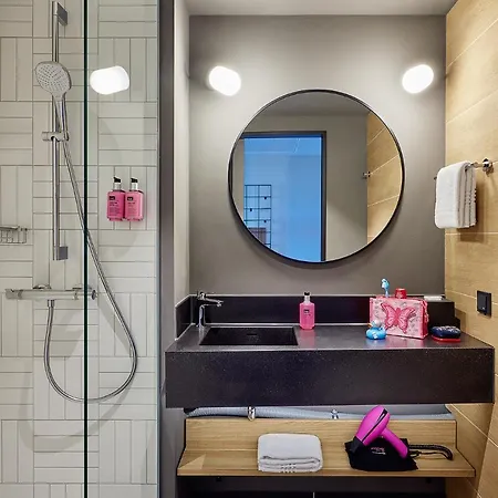 Hotel Moxy Muelheim Cologne